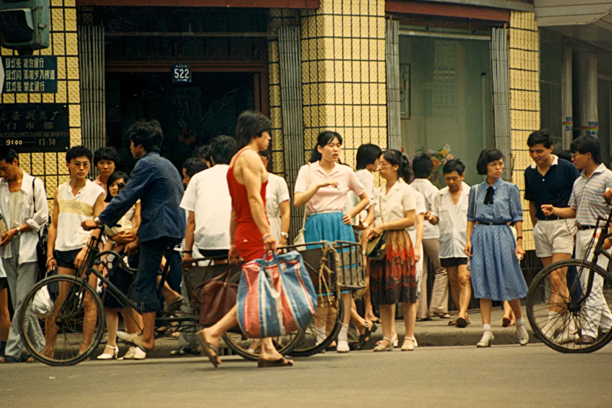 影像(地域相册)!上海!上海华亭路服装街替代市场,2000! 上海豫园附近福佑路,老城区福佑路,1998! 上海街景,1997.7! 上海孔庙东花园,1996! 上海,苏州河,1994.3! 上海,东方明珠电视塔,1994! 夜晚的上海市南京路相片,1994! 上海,延安路,河南路,复兴中路,1993! 上海新闸路,无论风雨无阻,人们都骑自行车出行,1991! 山西南路的电影海报,1988! 上海夏天,1987! 上海街道行人,1982! 上海新開河新永安路口街景,背景建築為豐華圓珠筆廠(英商太古洋行),1978! 上海苏州河,1976! 上海电影院海报,1976! 上海南京路上繁忙的自行车,三轮车交通,1973! 上海外滩马路上停放的自行车停放的自行车,一辆自行车的价格相当于两个月的工资,1973! 上海街景,加油站前骑自行车的人,1973.6.2! 上海南京路上和平饭店旁边的孩子们,上海南京路城市街景,人潮涌动,1971.6.27-1971! 上海锦江饭店(华懋公寓)景观,1958! 上海福建路上的三轮车,永春桂圆店,上海潭子湾路143弄拥挤的狭窄街道,1955! Parade on Huaihai Road,1950! 上海慶祝「解放」一周年的巡遊上,一群裸露上身的肌肉壯男乘坐花车,1950!+ 上海街头,穿着西式服装的行人,当时的汽车和女演员葛丽雅·嘉逊(Greer Garson)出演的力士香皂广告牌,1949.5! 上海解放前夕逃离的船只,1949.4! 上海公园酒店,赛马场,赛马场上板球比赛,1949! 上海,在法国俱乐部的草坪上放松,1949! 上海外滩公共花园,1949! 上海南京路中央骑楼,上海商业区的人和商店,上海福州路河南路街景,上海福州路商业区,1949! 上海南京路百货大楼,上海丽华,1949! 上海四川路上的车流经过中央商场,近景远景1949! 上海江西路与九江路交汇处交通,无轨电车,自行车,1949! 上海大世界娱乐中心,1949! 上海,法国城霞飞大道,上海国泰大戏院,1949! 上海霞飞大道上的华沙工厂,1949! 上海同安提庄,老顺泰提庄,1949! 上海,从外滩和爱德华七世大道俯瞰,1949.2! 上海爱德华七世大道街景,1949! 上海老城区的长生街(1,2),1949! 上海,河南路桥上乞讨者,小脚乞丐追赶载有乘客的黄包车,1949! 上海,街角的补鞋匠,上海,在街角休息的黄包车车夫,1949! 上海,苏州河河南路桥黄包车夫,1949! 上海苏州河桥上的人力板车,1949! 上海外滩夜景,1948.11! 上海从跑马场望向法国小镇(French town),1948! 上海外滩上的汇丰银行,触摸狮子爪祈求好运,1948! 上海肺病中心诊所,诊所工作人员,华山路371号,1948! 上海,被烧毁的同华楼菜馆,1948.6! Shanghai Demonstration,1948.6! 上海,鼎兴茶号门口,1948.4! 上海发薪日,1948.3! 上海靜安寺路上的人们,1947! 上海,从法国海事博物馆大楼屋顶俯瞰外滩,1947! 上海华懋公寓(Cathay Mansion)景观,1946.12! 上海公园酒店和赛马场,1946.12! 上海南京西路夜景,1946! 上海南京西路(1)(2),1946.12! 上海外滩夜景,1946! 上海,从跑马场俯瞰南京路天际线,1946! 上海四川北路街景,1946! 上海人力运输,1946.7! 上海虹口景观,从北面俯瞰黄浦江沿岸的工厂和仓库区,1946.4! 上海公馆马路(Rue Du Consulat),1946! 上海西藏中路上的搬运工,交通,1946! 上海外滩黄包车皇后比赛(1,2),1945.12! 上海华泰银号,人们挤满了货币兑换店和路边的货币兑换处,1945.12! 上海,拉车工,Hung Chong & Kong Kee服装店,1945! 上海东熙华德路887号皇家裁縫店,889号熟食店,1945! 上海大新游乐场,蒋介石像,1945! 上海南京路(Commercial center in middle Nanking Road, Shanghai),1945! 上海花旗银行,1945! 上海大世界,1945! 上海四川北路,1945! 上海赫德路(Hart Road),1945! 上海霞飞大道,1945! 上海福煦路(延安中路),1945! 上海四川路大桥,1945! 上海花园桥鸟瞰图,1945! 上海苏州河,俯瞰,1945! 上海中心区航拍图,1945! 上海外滩南望,1945! 上海外滩北望,1945! 上海北外滩,俯瞰,1945! 上海北外滩,空中俯瞰,1945! 上海國華殯儀館,1944! 上海余杭路,近舟山路的市场摊位,1944! 上海同孚路中教道义会雷米路分会施粥所开幕时摄影,1941.10.20! 上海爱德华七世大道拐角,1941! 上海福建路上的交通和商店,1941! 上海Mollers Ltd.航运公司棒球队,1940! 上海南京路交通人流熙熙攘攘,1940! 上海14路公交车站的妇女和男孩,1940! 上海一名男子与连体双胞胎海报合影,1939! 上海街头集市上的食品摊贩,1939! 上海,2男子路过商店橱窗中展示的“Del Monte”,1939! 上海外滩,小脚老妇人,1939! 上海外滩的黄包车夫,1939! 上海汇丰银行门前街景,1939! 上海妇女行走在Picardie酒店前,1939! 上海霞飞大道Bright明星洗染店对面,一辆载着西方女士的人力车,1939! 上海霞飞大道Auditorium Apartments前,一对西方夫妇和一位中国卖花人,1939! 上海霞飞大道上的行人,两名(俄罗斯?)妇女出现在霞飞大道Auditorium Apartments前的Pharmacie Generale外面,1939! 上海霞飞大道,Petrograd发廊(男女理发公司),一名前俄罗斯军官、几名西方(俄罗斯?)男子以及一名中国女孩站在霞飞大道一家俄罗斯人经营的理发店外,1939! 上海霞飞大道,Petrograd发廊(男女理发公司),穿大衣的女人,理发店学徒,1939! 上海霞飞大道,Petrograd发廊(男女理发公司),两位西方绅士走过,1939! 上海Petrograd发廊(男女理发公司)对面的霞飞大道,一名男子用人力车拉着两名女孩,1939! 上海汇中饭店大楼入口处装饰精美的人群,1939! 上海兰心戏院(Lyceum Theater),1939! 上海,从Picardie酒店顶层向东看,1939! 上海南京路夜景灯光,1938! 上海,沿着靜安寺路向西看,1938! 上海爱德华七世大道,1938! 上海市中心的街景,1938! 上海,苏州河里停满舢舨,1937! 上海徐家汇河沿岸的防御墙,上海东法租界鸟瞰图,1937! 上海大中饭店附近的酒店和街道,上海爱德华七世大道拐角处的商店和街道,设置路障,1937! 上海爱德华七世大道上的人力车,天福味精厂,亚洲酒店,1937! 上海山东南路金陵东路大中国电器商店,安乐男女理发店,1937! 日军入侵闸北,日本士兵正在防御坦克的攻击,1937.9.30! 上海南京路,12天后投下炸弹的地方,1937.8.2! 上海怡和洋行办公楼,男子在窗户上叠沙袋以防止炸弹爆炸,1937! 上海市虹口区鸟瞰图,1937! 上海汶林路貝當路(宛平路衡山路)口,挑担子的上海妇女,1937! 上海霞飛路上的越南安南巡捕,1937! 上海,孩子们在镜头前摆姿势,上海,城市街道上的人们,1937! 上海南京路,街道两侧均已重新开发,最左边可以看到下一个街区的巧克力店(南京路221号)的招牌,1937! 上海外滩的标志性景观,巨幅照片,1937! 上海大世界夜景,1936! 上海肇嘉浜河上的舢板,1936! 上海苏州河景观,望向外滩的大厦,巨幅照片,1936! 上海外滩(The Bund, Shanghai),1936! 上海苏州河上码头卸货的工人,1935! 上海百老汇大厦和花园桥的夜间照明,1935! 上海静安寺,福特轿车,1935! 上海法租界的梅西耶路上的人行道,系着围裙的仆人在遛三只狗,挑夫在竹竿上挂着篮子,穿着长裙的绅士在散步,一辆汽车停在法国俱乐部的围墙边,1935! 上海四马路(曾经的脂粉街,如今的福州路)商业区,1935! 上海霞飞路瑞金公寓,原为爱司公寓(Estrella Apartments),1935! 上海四川路20世纪30年代,1935! 上海爱德华七世路的夜晚夜景,1935! 上海爱德华七世路和江西路,1935! 上海贝当路(Avenue Petain),1935! 穿著時髦、開放的上海摩登女性騎乘老哈雷廣告月份牌,1935! 上海街头旗袍女士,1934! 上海赛马场南端,右边远处是法国行政大楼,中间是国泰酒店的三角塔,左边是百老汇大厦,1934! 上海大世界娱乐中心,1933! 上海霞飞大道,1933! 上海正在建设的公园酒店,附近就是已经建成的“Grand”电影院,1932! 暴日侵沪战区地图,1932.2.24! 上海北四川路上的难民,1932年1月28日中国上海事变期间,中国人试图撤离到上海的国际租界,1932.1.28! 预防霍乱运动、宣传,长江流域水灾导致的霍乱蔓延至远东最大城市上海市,1931! 上海虹口市场,1931! 上海外滩花园和黄浦江,1930! 上海,北京大戲院海报,1930! 上海“三大祥”广告宣传单,真不二价,1930! 上海,中央造币厂,1929! 瑞典Ekmans公司在上海机构相片,1929! 上海,洪水中的南京路,1928! 上海南京路,店铺门面和行人,1927! 上海静安寺,1927! 上海街景,衣衫褴褛男子,1925! 上海外滩北端草坪,眺望外滩花园,1923! 上海外滩北端,通往花园桥的路,1923! 英商保眾火險人壽有限公司大樓門口頭保險公司大班與保險跑街先生(掮客)合影,1921! 上海外滩,公园,1920! 上海2男孩抬衣物,1917! 上海,横跨苏州河的花园桥,1912! 上海三牌楼路街景,福音堂1912! 上海,1911年围困期间的县令衙门,1911! 上海福州路街景,1911! 上海,高处俯瞰龙华寺,1911! 上海净土庵,净土庵大门口,1911! 上海拱辰门,1910! 上海新北城门桥,1910! 上海虹口交通,1906! 上海小东门,1906! 上海浙江北路联合法庭,11名绑匪被斩首,1905! 上海城门,行人过城墙新北门桥,1905.9.15-1905! 上海城隍庙,中国古城的主要寺庙,1905! 上海虹口菜市场,1903! 上海,四名苦力拉着一辆重载的手推车,1902! 上海城隍庙,1901! 上海苏州河桥下市场,1900! 上海城墙新北门及护城河,1900! 上海城墙和护城河,远处1897年之前建造的水塔的轮廓依稀可见,桥上的人们正在向城门走去,一辆人力车停在沟渠的岸边,中国城市不允许人力车进入,1900! 上海新北门护城桥东边的护城河,1897! 上海新北门外法租界景观,城门出口,1896! 上海城墙顶,不远处的大境阁,1896! 上海浙海关楼外的海滨,海关门口的堤岸,上海南京路上的滨水场景,船只,建筑物和行人,1895! 上海街道,商店,人力车,1895! 上海龙华塔,1895! 上海,从 160 英尺高的脚手架上拍摄,这幅全景图展示了黄浦江和外滩,1893! 上海花园桥(白渡桥),1887! 上海,雪天的上海外滩,旗昌洋行大楼,1886! 上海苏州河,左边是联合教堂,河岸边是划船俱乐部,1886! 上海长发栈(长发栈是上海比较早的中国式旅馆),1885! 上海浦江饭店,美国领事馆,虹口码头,1885! 上海南京路附近的外滩,中央酒店,沙逊公司,1883! 上海洋泾浜,1882! 上海外滩12张全景照之1老码头和招商局码头,之2苏州河上的花园桥左边是英国领事馆,之3十六铺码头,1882! 上海福州路街景,1880! 上海外滩码头景观,1880! 上海白云观,1880! 上海苏州河公共花园,1875! 上海外滩全景,1874! 上海城门新北门(章川门),1870! 上海,从河对岸的另一栋建筑望向上海外滩的英国领事馆大楼,1870! 上海,从英国人“上海俱乐部”的窗户看到的海滨景观,外国人在上海定居初期的景象,1870! 上海,英国人“上海俱乐部”的第一座建筑,位于运河桥对面,分隔法租界和公共租界,1867! 上海跑马俱乐部,主看台,1865! 上海百老汇,1859! 上海外滩,填海造地,1857!