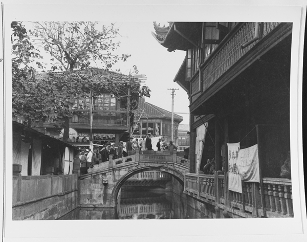 影像(专辑相册)!上海!上海豫园李平书铜像,1949! 上海豫园,李平书铜像,1949! 上海豫园九曲桥,1949! 上海豫园池塘上的九曲桥,1949! 上海豫园环龙桥,1949! 上海豫园杂技表演,1949! 上海豫园湖心亭茶楼,九曲桥,1943! 美国海军参观上海豫园,1935! 上海豫园Willow Pattern Teahouse,1935! 上海豫园,1930年代的湖心亭,池塘和茶馆,1935! 上海豫园环龙桥,1926! 上海豫园Willow Pattern Tea House,1920! 上海豫园池塘,九曲桥,1914! 上海豫园湖心亭茶馆,1907! 上海豫园,环龙桥,1881! 上海豫园池塘,九曲桥,1880! 上海豫园湖心亭茶楼(1,2,3),1875! 上海豫园,1875!+ 上海海关大楼(第二栋楼),1910! 上海1890年代海关大楼,19 世纪末的堤岸和海关大楼,1895! 上海1880年代第一座海关大楼,1885! 上海江海北关,1884! 上海外滩海关大楼,1876! 上海原来的海关大楼,1856! 上海旧海关大楼,1855! 上海江海北关建筑,1852!+ 上海原《华北日报》编辑部门面,现状友邦保险! 上海《华北日报》,1948! 上海《华北日报》文化版,1939.5! 上海,刚建成不久的《华北日报》大楼,1924! 上海,建设中的《华北日报》大楼,1923! 上海《华北日报》排版店,1908! 上海,老《华北日报》大楼,1908! 上海新闻报装车,1928! 上海礼拜六报馆,1928! 上海中华书局大楼,1928! 上海中华书局大楼,1916! 上海《申报》大楼,1919! 上海申报馆老楼,1876!
